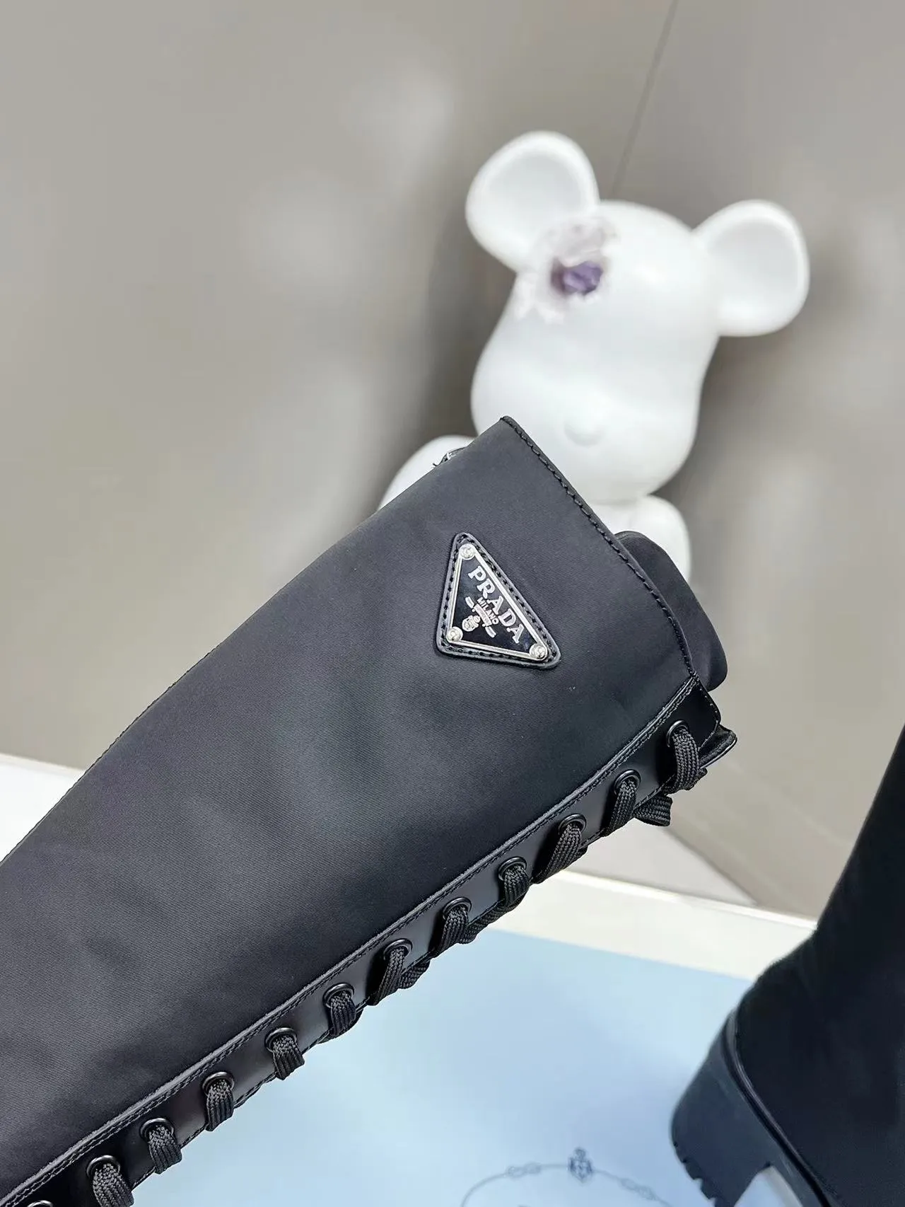 👟👟Ex-factory price 700👟👟 2022SSS re-launches the new and newest boot length of Poundala —————————— 💥PRADA’s spring morning T catwalk show is the same model "Dream City Night". Prada can focus on the right scene. It has a fresh breeze with a sense of luxury. It is perfect on the feet. 💃💃 Wear it with the matching shoes. It is elegant and high-quality, crystal clear and has various qualities. The materials are uniquely designed by the company and must be zero-edged. The entire series is full of exciting and interesting combinations of exterior elements. Different materials and textured fabrics express a strong artistic flavor. You can slightly appreciate the changing styles of Prada girls. 1⃣Upper: matte glossy open edge scarlet, 2⃣Lining: imported sheepskin lining 3⃣Outsole: original Italian large color original 4⃣🔺original foot pads, size female 35M-40M